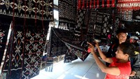Oleh karena itu, meski hanya dibuka dua kali dalam satu minggu, Pasar Busalangga tak pernah sepi dari pembeli dan aktivitas ekonomi.