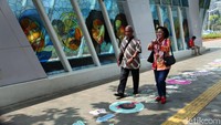 Selain trotoar, Halte LRT Polda Metro Jaya juga terlihat cantik setelah dihiasi karya seni rupa. 