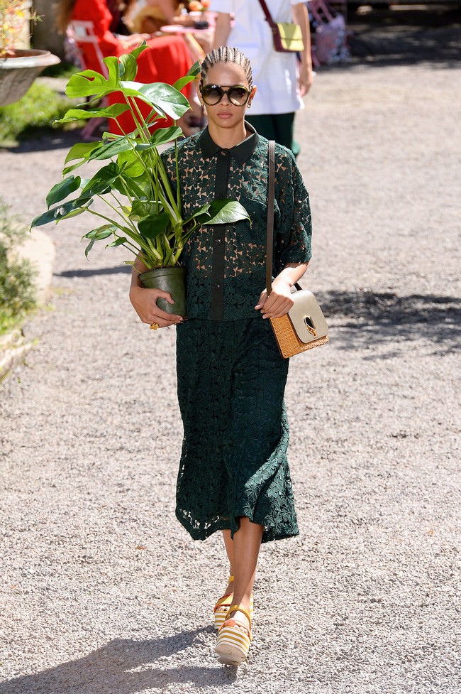 Fashion show koleksi terbaru Kate Spade, New York Fashion Week Spring 2020 digelar di Elizabeth Street Garden, Manhattan, Sabtu (07/09/2019). [Photo by Noam Galai/Getty Images]
