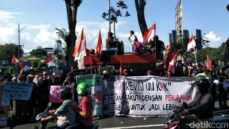 Ratusan Seniman Jalanan di Surabaya Demo Dukung Revisi UU KPK Ratusan Seniman Jalanan di Surabaya Demo Dukung Revisi UU KPK