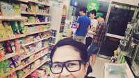 Nah kalau yang satu ini Ria lagi asyik belanja di minimarket. Ia pun memamerkan mie instan cup yang tampaknya akan ia boyong ke rumah.  Foto: instagram @riairawan