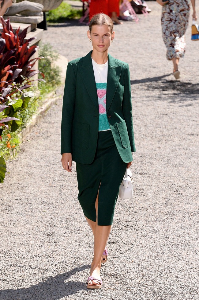 Fashion show koleksi terbaru Kate Spade, New York Fashion Week Spring 2020 digelar di Elizabeth Street Garden, Manhattan, Sabtu (07/09/2019). [Photo by Noam Galai/Getty Images]