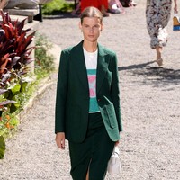 Fashion show koleksi terbaru Kate Spade, New York Fashion Week Spring 2020 digelar di Elizabeth Street Garden, Manhattan, Sabtu (07/09/2019). [Photo by Noam Galai/Getty Images]