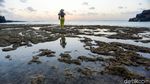 Memburu Matahari Terbenam di Pantai Tiang Bendera