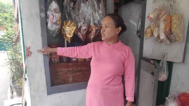 Pemilik warung tunjuukan bekas bercak darah Haedar.