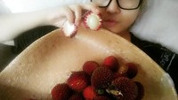 Ria juga ternyata suka makan buah. Kali ini ia asyik menyantap leci segar. Sekilas mirip rambutan tapi rasanya jelas berbeda.  Foto: instagram @riairawan