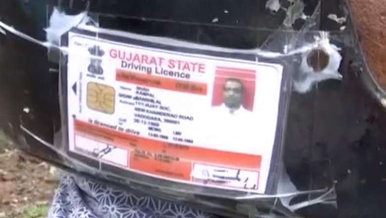 Surat yang ditempel di helm Foto: Zeenews Surat yang ditempel di helm Foto: Zeenews