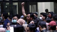 Para pegawai KPK menyaksikan jumpa pers ini.