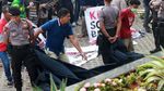 Before-After Kain Hitam Penutup Logo KPK