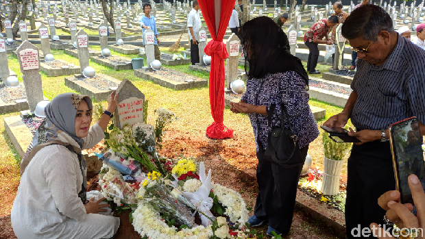 Pelayat dari Berbagai Daerah Datang Berziarah ke Makam BJ Habibie