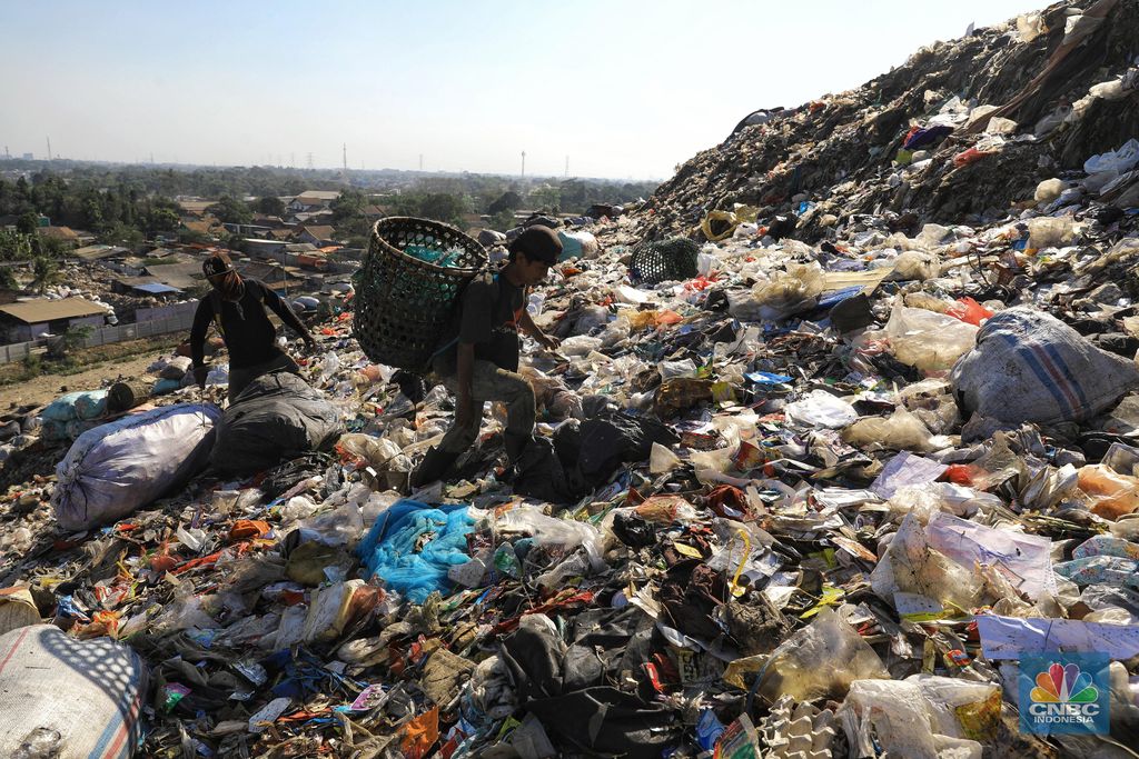 Gunungan Sampah Bantargebang (CNBC Indonesia/Andrean Kristianto)