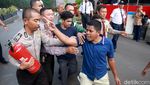 Massa Demo Ricuh di KPK Bakar Karangan Bunga