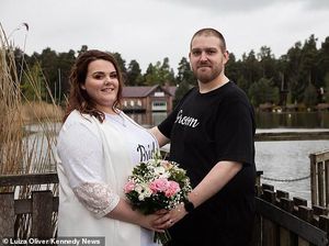 Viral Pengantin Gelar Pesta Pernikahan Cuma Pakai T-shirt dan Jeans