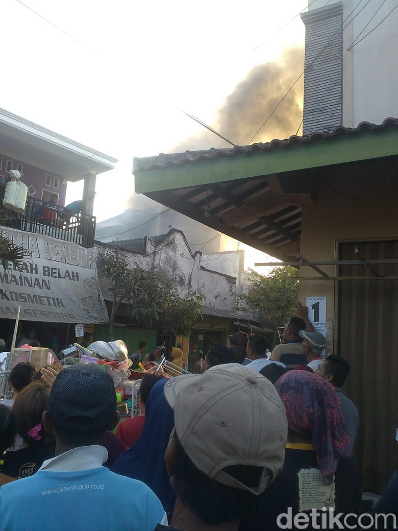Kebakaran Toko di Depan Pasar Semboro Diduga Karena Korsleting Listrik Kebakaran Toko di Depan Pasar Semboro Diduga Karena Korsleting Listrik