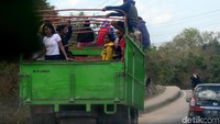 Angkutan umum biasanya dilayani oleh kendaraan penumpang pelat kuning atau bak terbuka yang dimodifikasi untuk khusus membawa penumpang. Seperti ini salah satunya.