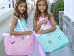 Pesona Gadis Kembar Tercantik Sedunia