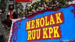Spanduk hingga Karangan Bunga Mejeng di Gedung KPK