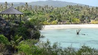 Axl Chalvet juga menunjukan salah satu resort yang ia kelola dengan pemandangan pantai Nemberala.