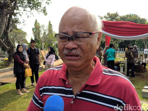 Menangis Haru Saat Ziarah, Keponakan Cerita Nasihat BJ Habibie yang Membekas
