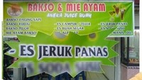Kadang menulis menu pun bisa tidak teliti. Yang harusnya es jeruk menyegarkan, kok ini es jeruk panas? Foto: Istimewa