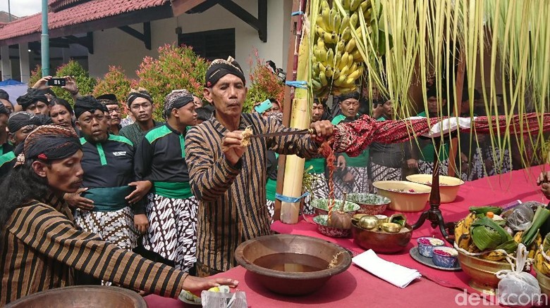 Warga Tulungagung Berebut Air Jamasan Tombak Kiai Upas Warga Tulungagung Berebut Air Jamasan Tombak Kiai Upas