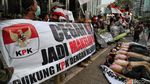 Telanjang Dada dan Cat Badan Massa Geruduk Gedung KPK