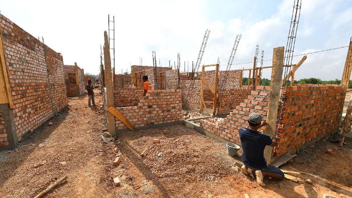 Pembangunan perumahan di sejumlah daerah masih terus berjalan terlihat seorang pekerja sedang memantau proyek rumah di Palembang, beberapa pekan lalu.  PT Bank Tabungan Negara (Persero) Tbk terus memberikan komitmennya untuk mendukung pembiayaan pembangunan perumahan yang dibangun dalam rangka program sejuta rumah tahun 2019. Sampai dengan Agustus 2019 tercatat telah disalurkan kredit konstruksi pembangunan perumahan sekitar Rp26,046 Triliun atau naik sekitar 11,64% dari posisi 2018 sebesar Rp25,422 Triliun.