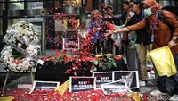 Sejumlah warga melakukan aksi tabur bunga di depan gedung KPK.