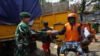 Mereka membagikan makanan kepada para petugas kebersihan.