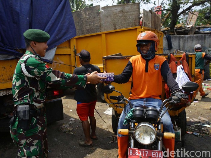 Jumat Berkah, Berbagi Makan Kepada Petugas Kebersihan Petugas TNI Divisi 1 Kostrad Cilodong bersama Persit menjalani program Jumat Berkah. Mereka membagikan makanan kepada petugas kebersihan.