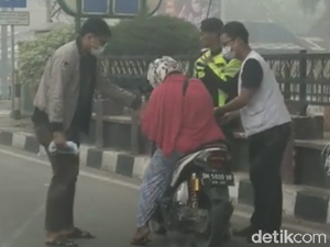 Viral! Wanita di Dumai Nyaris Pingsan di Atas Motor karena Kabut Asap