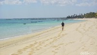 Berada di Kecamatan Rote Barat, inilah Pantai Nemberala. Pantai yang pasirnya putih kecokelatan, landai dan jadi favorit turis untuk surfing (Afif Farhan/detikcom)