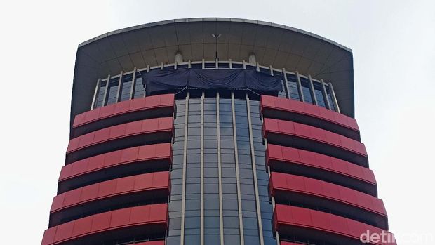 Kain hitam tutup logo KPK / 