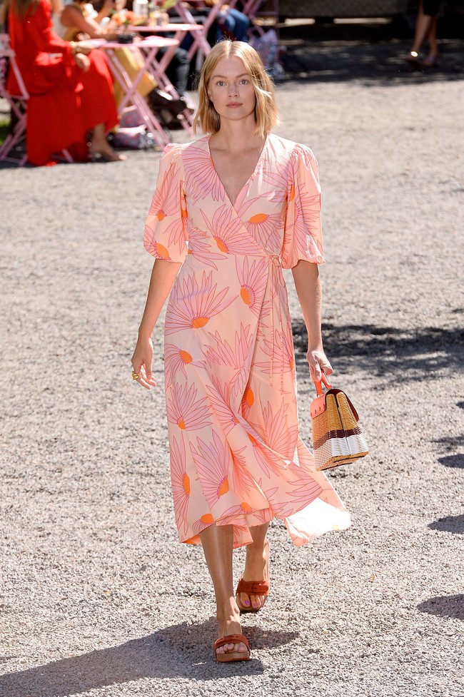 Fashion show koleksi terbaru Kate Spade, New York Fashion Week Spring 2020 digelar di Elizabeth Street Garden, Manhattan, Sabtu (07/09/2019). [Photo by Noam Galai/Getty Images]