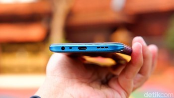 Bagian bawah terdapat speaker, jack audio 3,5 mm dan USB Type C. Foto: Adi Fida Rahman/detikINET
