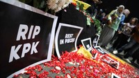 Rip KPK dan tulisan lainnya dibentang massa.