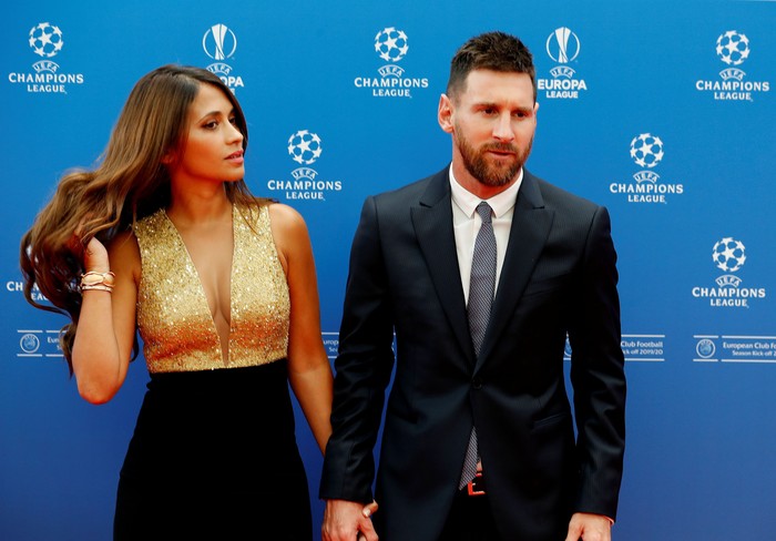 Soccer Football - Champions League Group Stage draw - Grimaldi Forum, Monaco - August 29, 2019   Barcelona's Lionel Messi with his wife Antonella Roccuzzo before the draw   REUTERS/Eric Gaillard