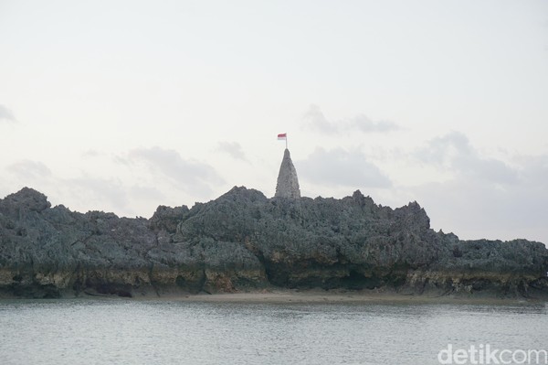 Di Kota Baa yang merupakan kota terbesar di Pulau Rote terdapat pantai yang unik. Inilah Pantai Tiang Bendera yang memiliki tiang di atas batu karang, sudah ada dari zaman Belanda dan kini tempat berkibarnya bendera Merah Putih (Afif Farhan/detikcom) Di Kota Baa yang merupakan kota terbesar di Pulau Rote terdapat pantai yang unik. Inilah Pantai Tiang Bendera yang memiliki tiang di atas batu karang, sudah ada dari zaman Belanda dan kini tempat berkibarnya bendera Merah Putih (Afif Farhan/detikcom)