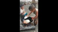 So Sweet! Bocah Ini Masak Nasi Goreng Sendiri untuk Adiknya