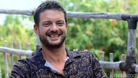Besarnya minat terhadap kegiatan berselancar membuat tak sedikit wisatawan datang ke Pulau Rote, NTT. Selain mengandalkan keindahan alam dan ganasnya ombak yang menantang, beragam fasilitas penunjang pun disediakan di hotel dan resor tersebut agar para wisatawan dapat merasa nyaman selama berwisata di Nemberala, Rote Barat, NTT.