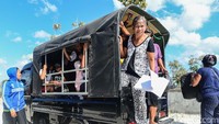 Para penumpang menggunakan jasa angkutan umum di Pulau Rote, Nusa Tenggara Timur. Dari mulai anak-anak hingga orang dewasa menggunakan moda transportasi umum tersebut.