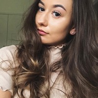 Meskipun kontennya dirancang murni untuk relaksasi, beberapa orang salah mengartikan video ASMR sebagai seksual. Ketika orang mengatakan ASMR adalah seksual, saya menjawab dengan argumen bahwa apapun bisa dijadikan seksual, jelas Lottie. Foto: Instagram