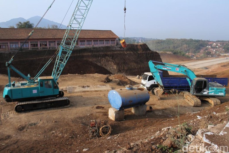 Bangunan SD di Sumedang Ini Dikepung Galian Proyek Tol Cisumdawu Bangunan SD di Sumedang Ini Dikepung Galian Proyek Tol Cisumdawu