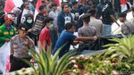 Massa Demo Ricuh di KPK Bakar Karangan Bunga