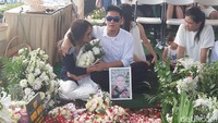 Boy mencoba untuk menjaga wanita yang terus-terusan menangisi peti jenajah dan foto Raymond.