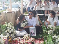 Momen Haru Boy William Antar Adik ke Peristirahatan Terakhir
