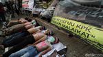 Telanjang Dada dan Cat Badan Massa Geruduk Gedung KPK