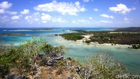 Pemandangan laut lepas disertai langit biru yang cerah seakan-akan menarik para wisatawan untuk mengabadikan panorama alam itu dalam bidikan kamera.