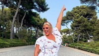 Bintang tv itupun justru menyalahkan bulan purnama yang dianggapnya membuatnya terlalu bersemangat hingga menabrak pot tersebut. Dok. Instagram/gemmacollins