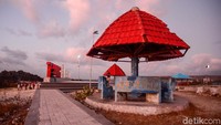 Nampak sejumlah pengunjung dan anak-anak bermain di area sekitar Pantai Tiang Bendera sembari menunggu matahari terbenam.